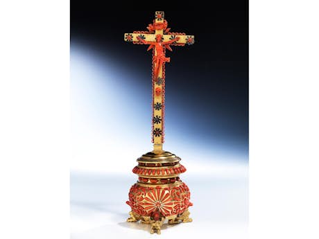 Standkreuz mit Dekor und Corpus Christi in roter Koralle